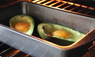 Авокадо запеченный с яйцом - отправляем в духовку