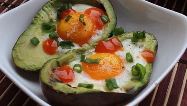 Авокадо запеченный с яйцом рецепт