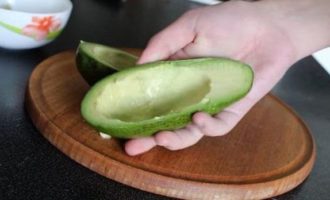 Авокадо запеченный с яйцом - извлекаем косточку