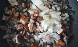 Лесные грибы - добавляем лук