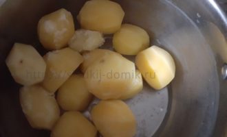 Картошка с сыром - отвариваем картофель