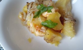 Картошка с сыром в духовке - украшаем зеленью фото