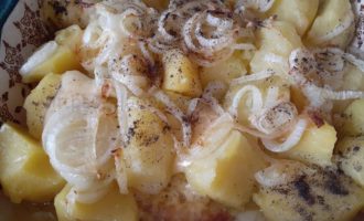 Картошка с луком и сыром в духовке