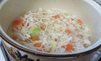 Рыбный суп - отвариваем капусту