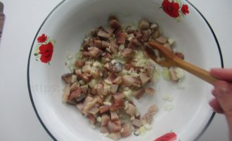 Салат сельдь под шубой - перемешиваем