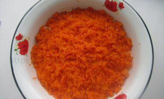Салат сельдь под шубой - слой моркови