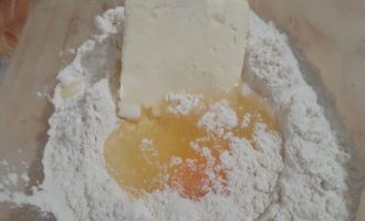 Добавляем яйцо и не много сахара и щепотку соли