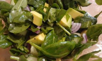 Салат со шпинатом и авокадо
