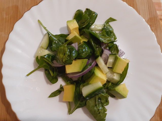 Салат со шпинатом и огурцом