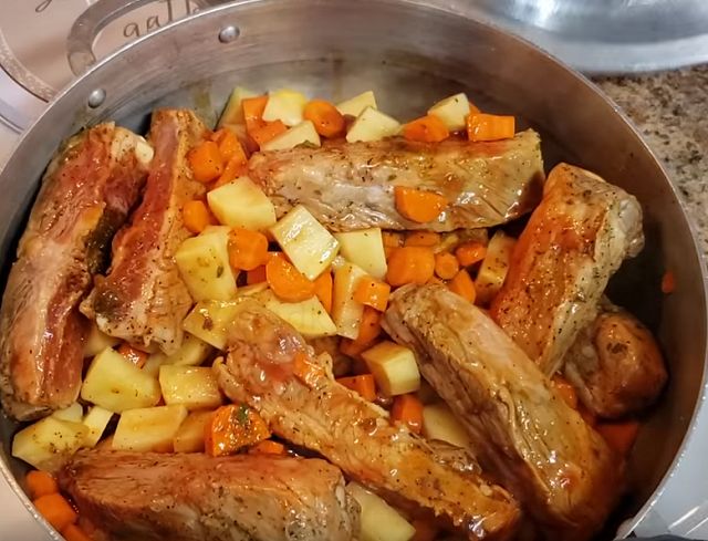 Добавляем картофель и морковь