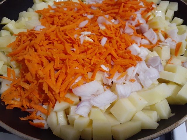 Добавляем морковь и лук