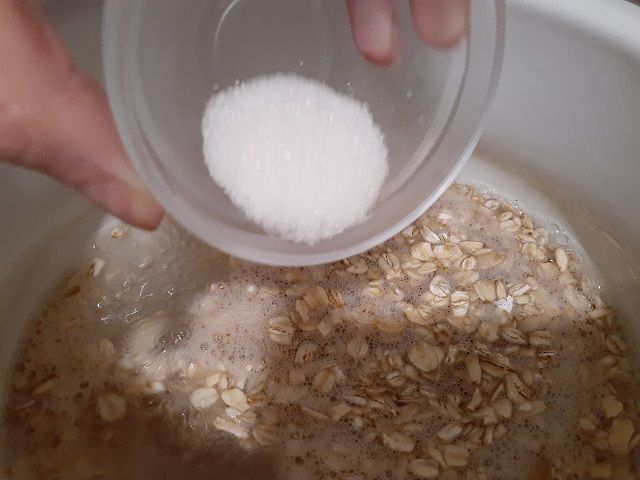 Добавляем сахар и соль в кашу