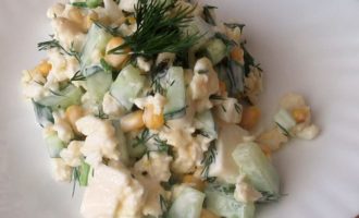 Салат с плавленным сыром и огурцом