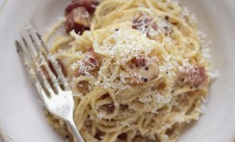 Спагетти карбонара с пармезаном