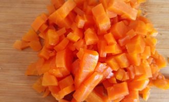 Морковь измельчаем