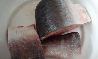 Разрезать рыбу на куски