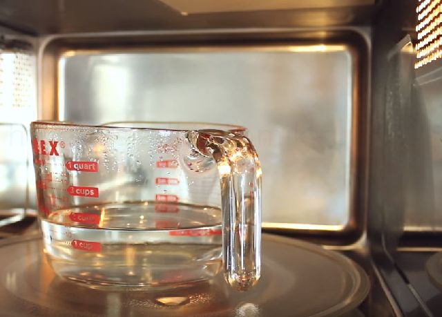 Как отмыть микроволновку содой