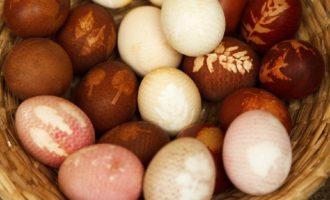 Как правильно красить яйца на Пасху