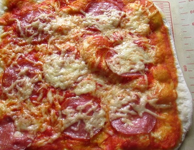 Классическая домашняя пицца с колбасой 