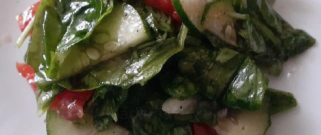Салат со свежим шпинатом и огурцом