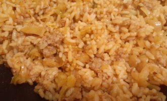 Перемешиваем рис с фаршем и капустой