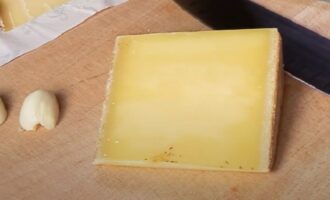 Сыр нужно разрезать