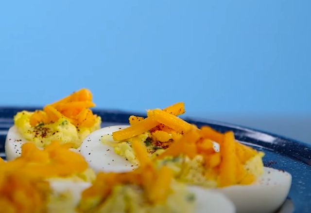 Фаршированные яйца с майонезом 