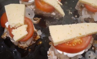 Ломтики сыра на помидоре