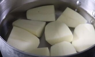 Отвариваем картошку