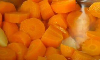 Отвариваем морковь для супа