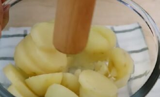 Сделать картофельное пюре