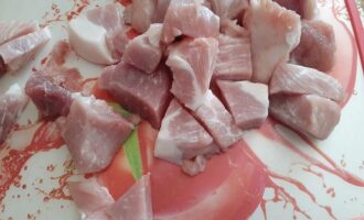 Мясо разрезать на средние кусочки