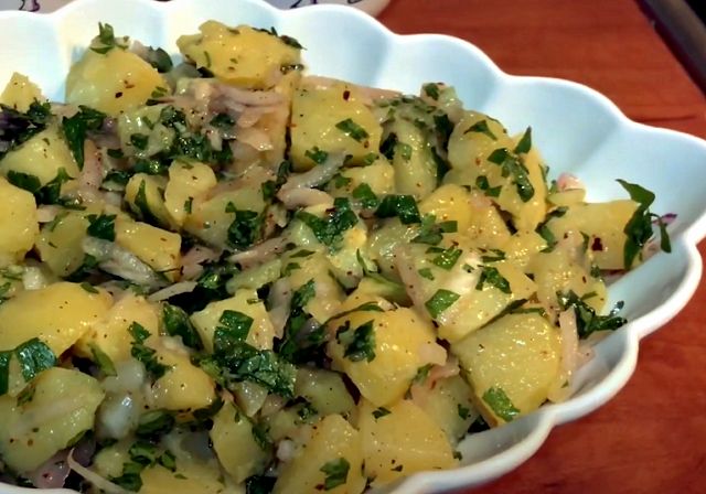 Картофельный салат с луком и зеленью