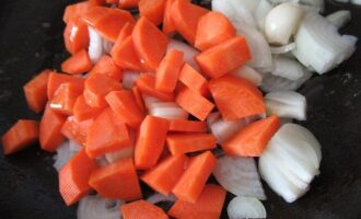 Морковь и лук обжарить
