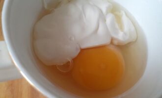 Яйцо с майонезом для заправки