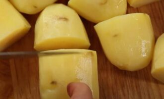 Режем картошку дольками