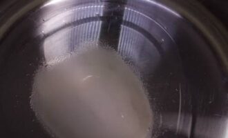 Соль,сахар и масло с водой для теста