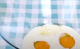 Яйца смешать с молоком и маслом
