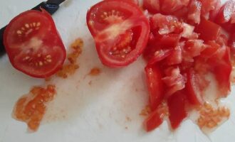 Нарезать помидор на доске