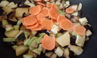 Нашинковать морковь в овощи