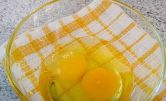 яйца с солью в тарелке